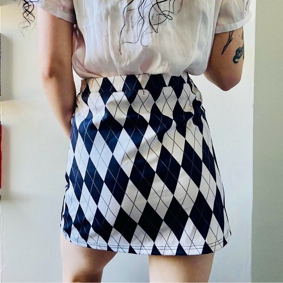 NWT XS Dolls Kill Sugar Thrillz She’s Jeepin’ Around Mini Skirt Argyle blk/white - Picture 5 of 8